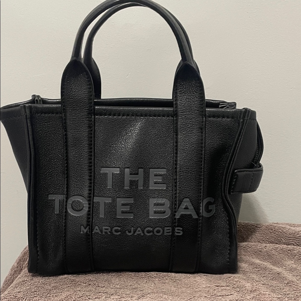 Marc Jacobs Elegant Black Leather Tote